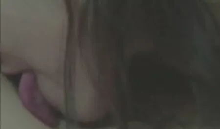Il giovane film porno super tettone ha parcheggiato il pene nell'ano мамки con il tatuaggio sul fianco